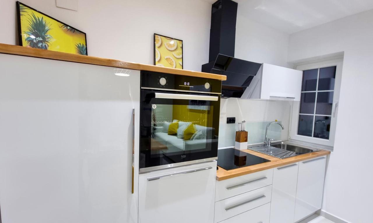 'The Yellow' Condo Berat Exterior photo